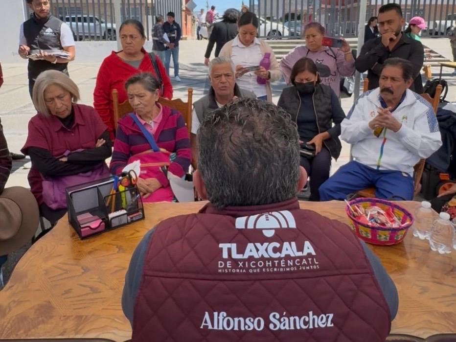 Alfonso Sánchez escucha a vecinos inconformes de Ocotlán y resuelve tener mesa de trabajo